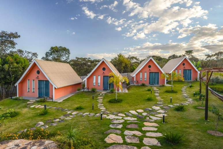 Todas os chal&eacute;s recebem at&eacute; quatro pessoas e pets de pequeno porte.