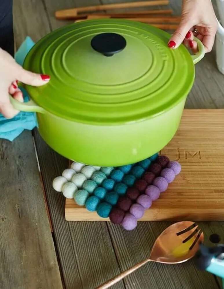 79. Artesanato para cozinha descanso de panela feito com tecido de feltro colorido. Fonte: A Minha Festinha