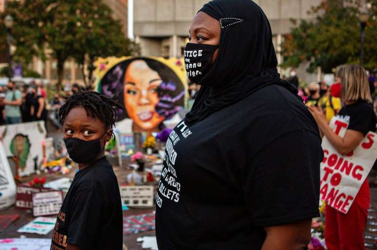 Pais e mães afro-americanas orientam seus filhos sobre como devem agir para viver em segurança há várias gerações.