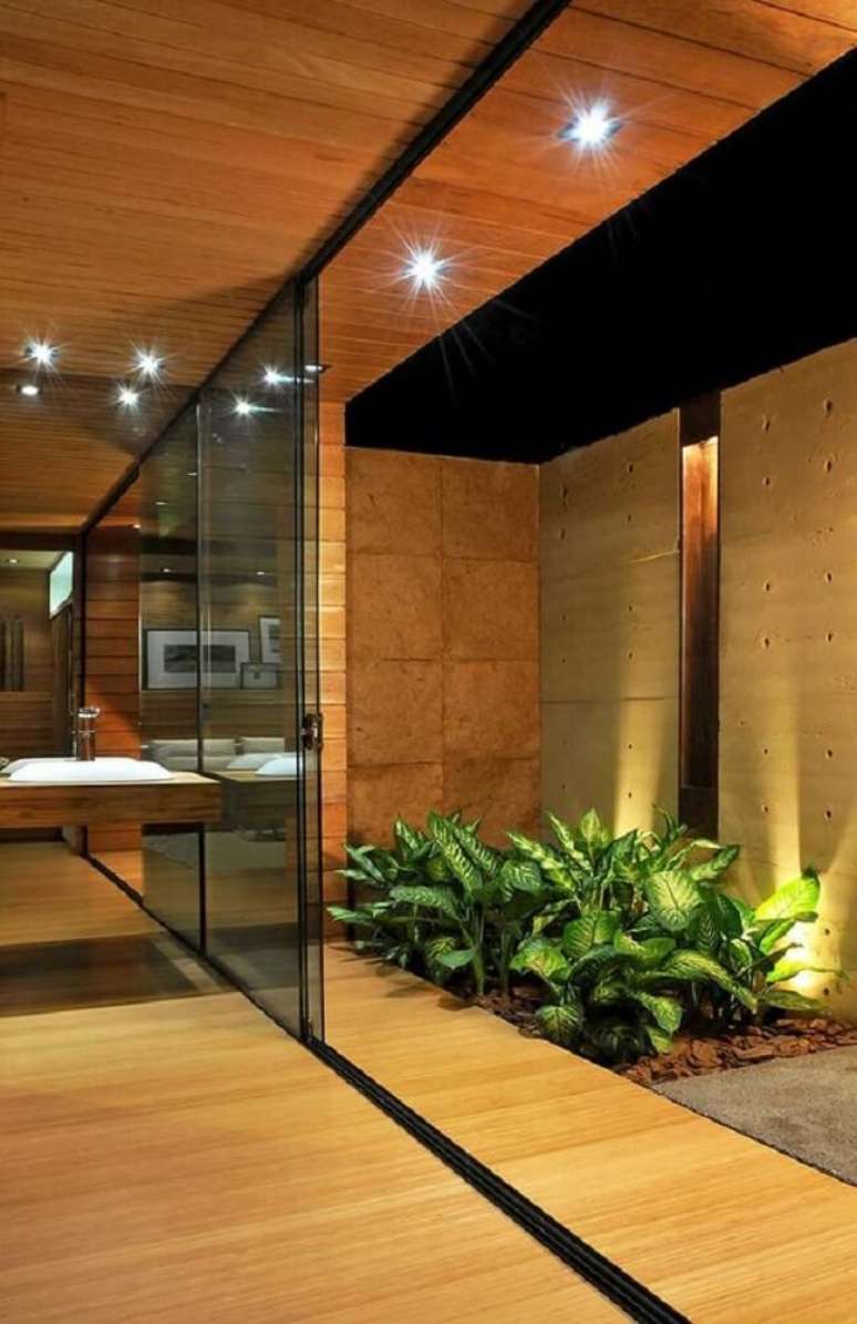 10. Que tal cultivar a planta comigo-ningu&eacute;m-pode no jardim de inverno? Fonte: Decor F&aacute;cil