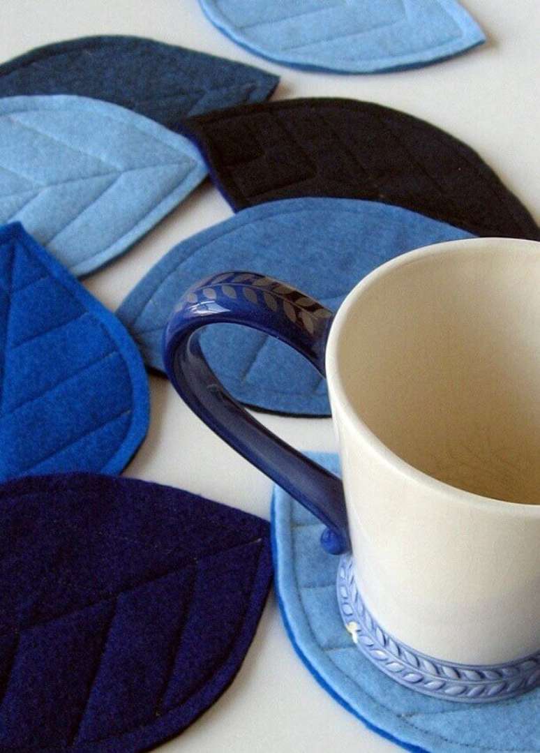 27. Aqui os porta copos foram feitos como um lindo jogo de cozinha em tecido. Fonte: Decor F&aacute;cil