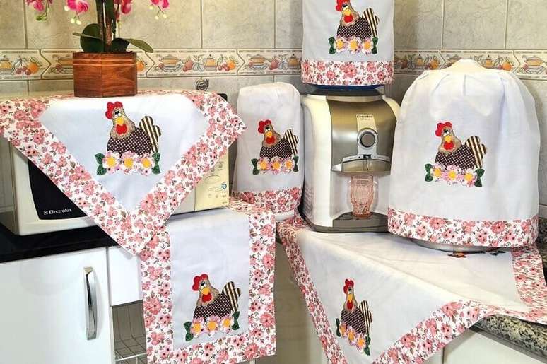 12. Jogo de cozinha com v&aacute;rias pe&ccedil;as com estampa de galinha feito em patchwork para cozinha. Fonte: Elo7