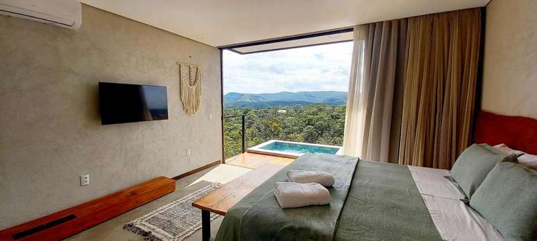 Design e conforto: os chalés da Villa Azaléia têm piscina aquecida privativa e vista para o vale.