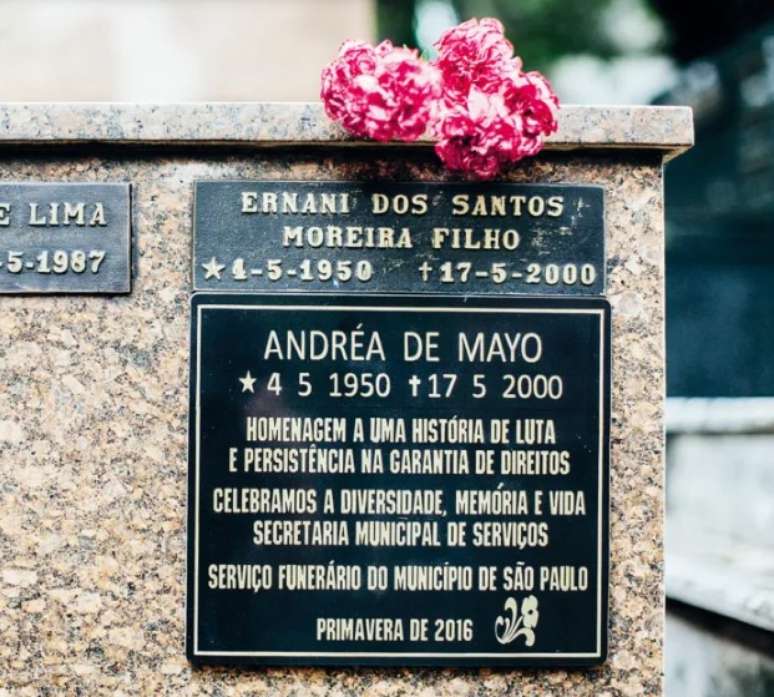 Lápide de Andréa de Mayo no cemitério da consolação, em São Paulo