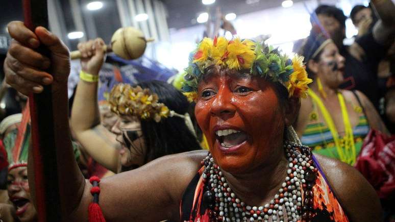Mulheres indígenas protestam contra o governo Jair Bolsonaro em 2019, em Brasília