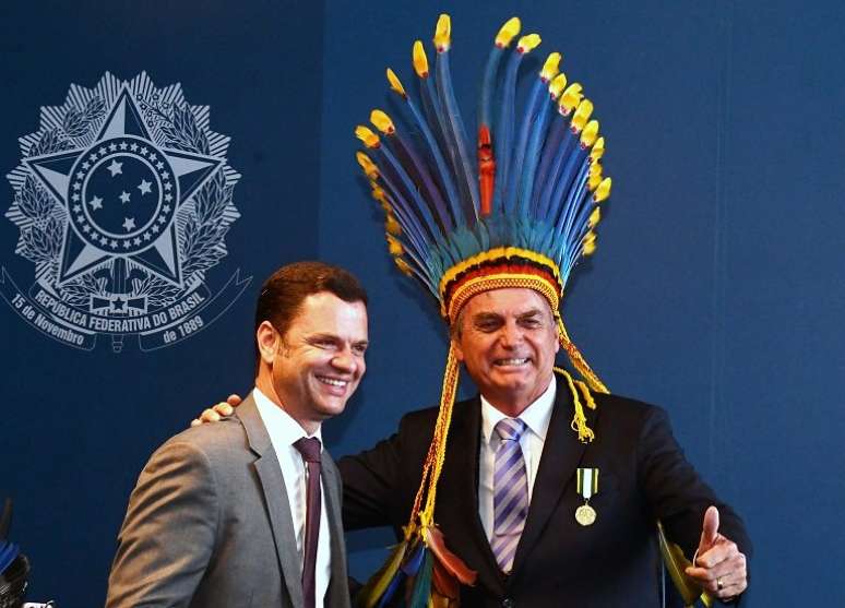 Presidente Jair Bolsonaro com o ministro da Justiça, Anderson Torres; mandatário prometeu não demarcar 'nem um centímetro' de terras indígenas