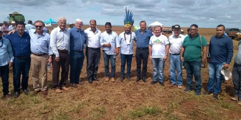 Comitiva do governo liderada pelo secretário Nabhan Garcia (2º da esq. para a dir.) visita comunidade Paresi, que cultiva soja em Mato Grosso