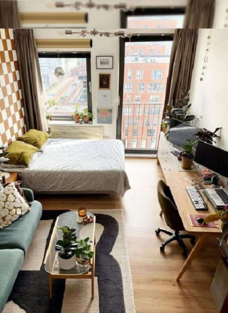 3. Decora&ccedil;&atilde;o simples para apartamento de solteiro com escrivaninha de madeira &ndash; Foto: Crafome