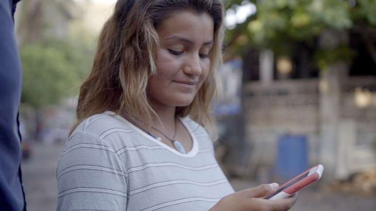 Katerina Contreras foi treinada como salva-vidas e paga em bitcoin