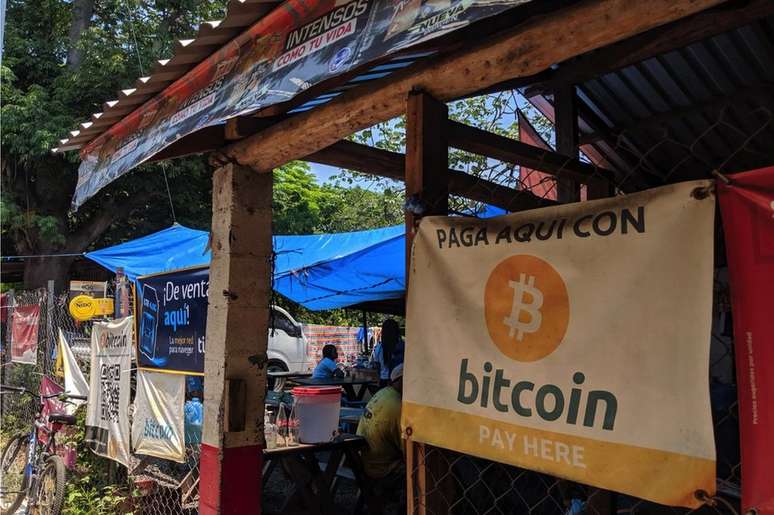 É possível gastar bitcoins em diversos lugares, do comércio de rua às grandes redes varejistas