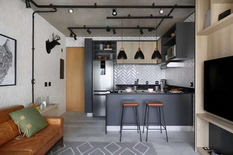 4. Decoração estilo industrial para apartamento de solteiro com metro white e sofá de couro – Foto: Mariana Orsi