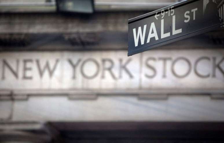 Placa em frente à Bolsa de Valores de Nova York sinaliza Wall Street
28/10/2013
REUTERS/Carlo Allegri