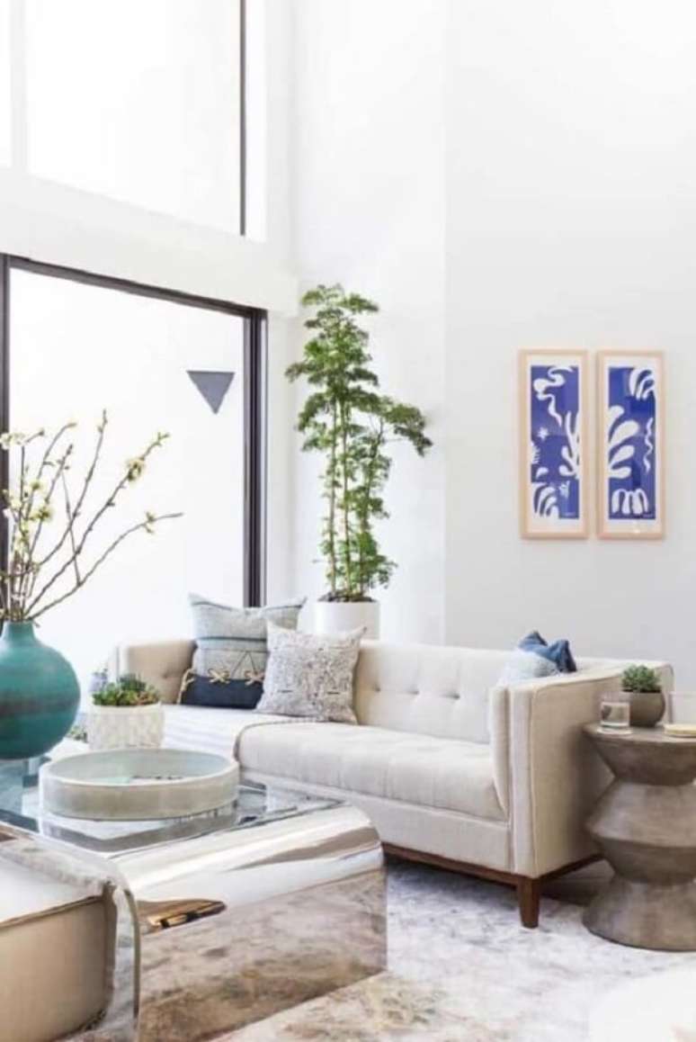5. Sala de estar decorada com vaso de flor da felicidade – Foto Arkpad