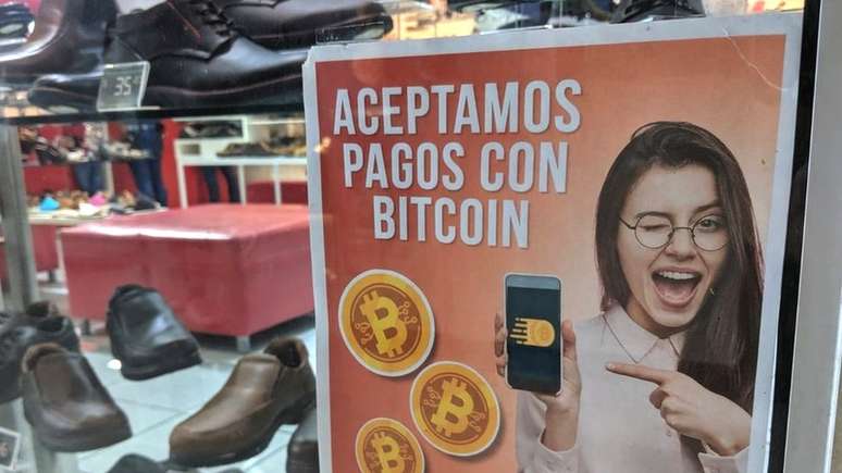 Muitas lojas deixam claro aos consumidores que aceitam bitcoin