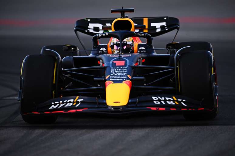 GP da Espanha: Verstappen lidera 2º treino à frente de Alonso