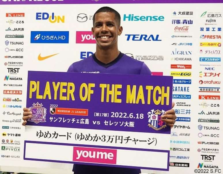 Douglas Vieira foi eleito o melhor jogador em campo na vitória do Sanfrecce (Foto: Divulgação/Sanfrecce Hiroshima)