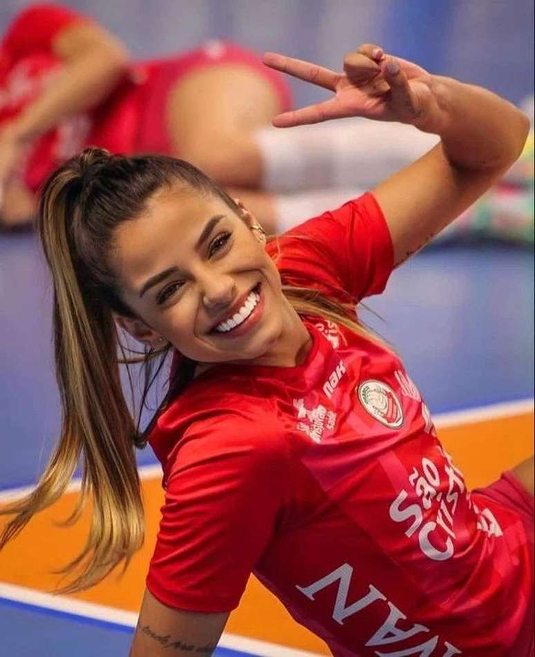 A jovem Keyla Alves, líbero do Osasco é reserva da renomada Carol Brait e faz muito sucesso na internet. A jogadora atingiu mais de 2 milhões de seguidores no Instagram e se tornou a atleta de vôlei com mais fãs no mundo na rede social. A fama pode se explicar também pelos trabalhos como modelo que Key realiza. Ela faz campanha sobre roupas íntimas e compartilha seu dia a dia.