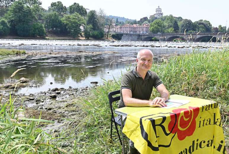 Ambientalista dá coletiva de imprensa dentro do leito do Rio Pó, que enfrenta pior seca em 70 anos