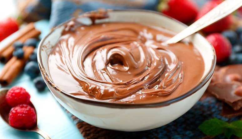 Imagem mostra brigadeiro em tigela, com colher. 