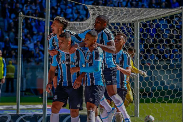 Grêmio vence Sampaio Corrêa e se mantém firme na briga pelo G-4