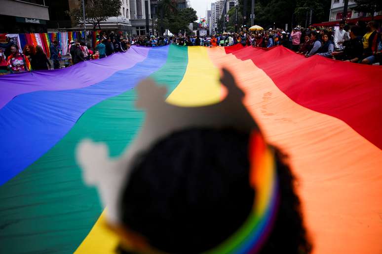 Parada do Orgulho LGBT+ de SP reivindica direitos e celebra pessoas LGBTQIA+
