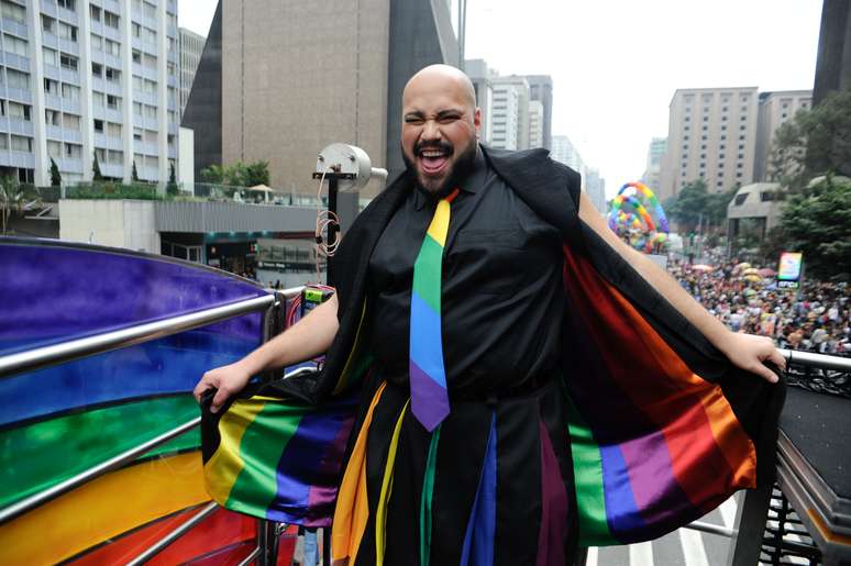 Tiago Abravanel exibe o look escolhido para se apresentar na 26ª Parada do Orgulho LGBT+ de São Paulo, na avenida Paulista, região central da capital paulista