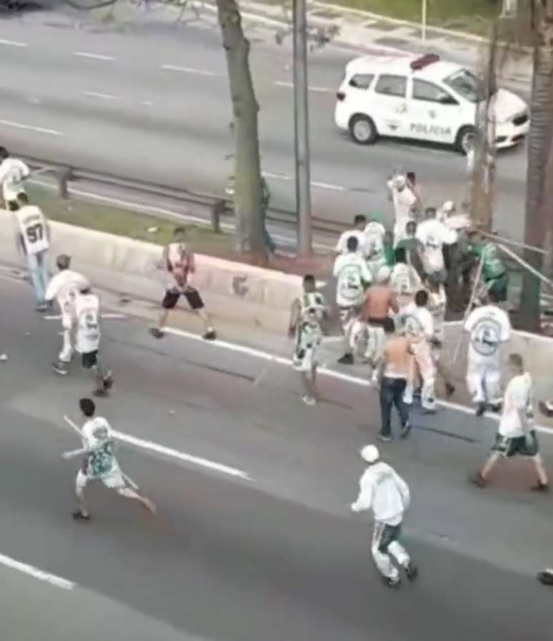 Torcedores de Corinthians e Goiás entram em confronto na Marginal Tietê