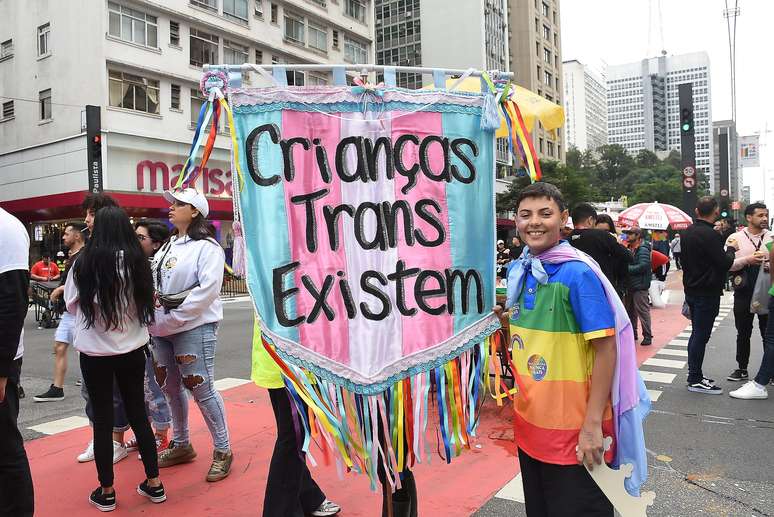 Parada LGBT+ de São Paulo teve bandeira em apoio a crianças trans
