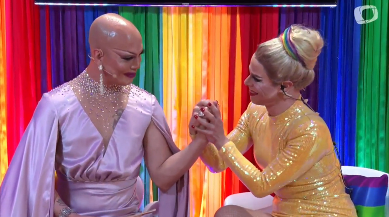 As drag queens Ikaro Kadoshi e Alexia Twister se emocionaram ao encerrar a transmissão