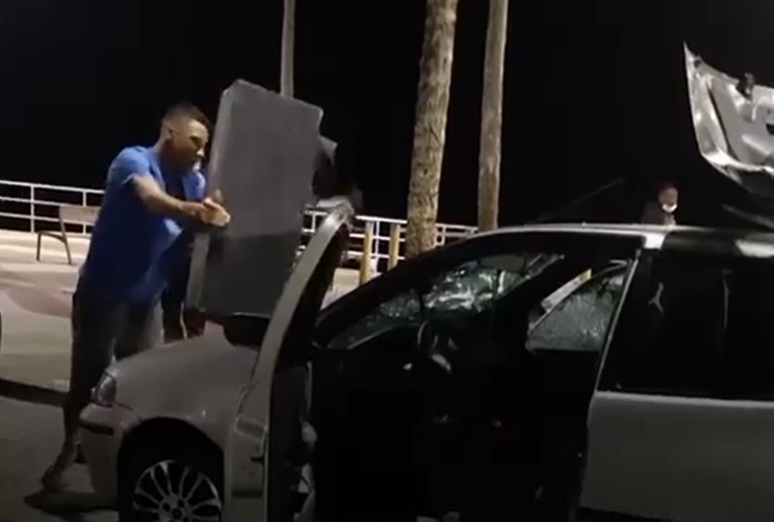 Homem destrói o próprio carro após ser parado em blitz policial 