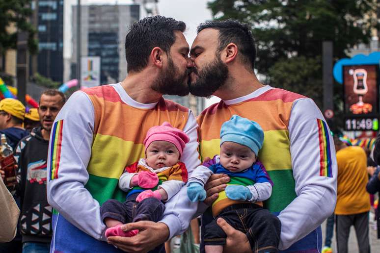 Casal curtindo a Parada do Orgulho LGBT+ de São Paulo