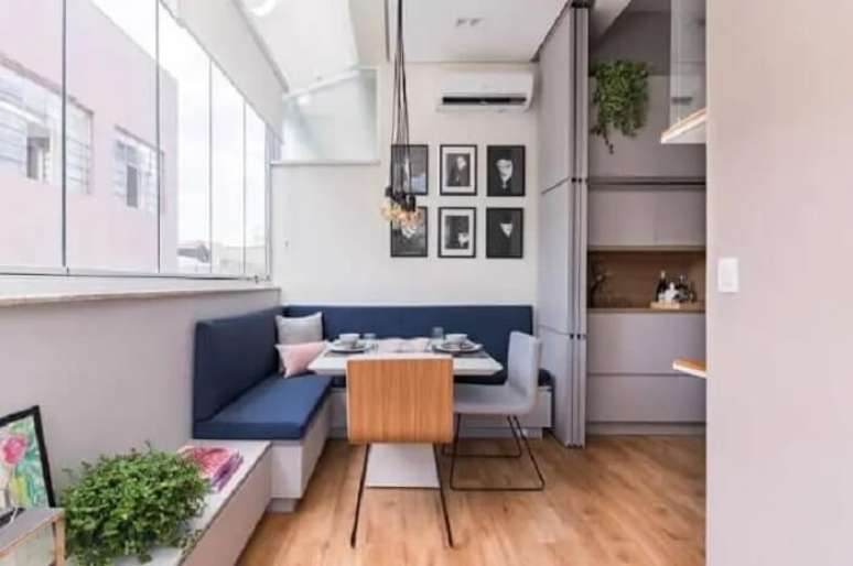 10. Varanda integrada com canto alem&atilde;o com ba&uacute;. Fonte: Adriana Diegues