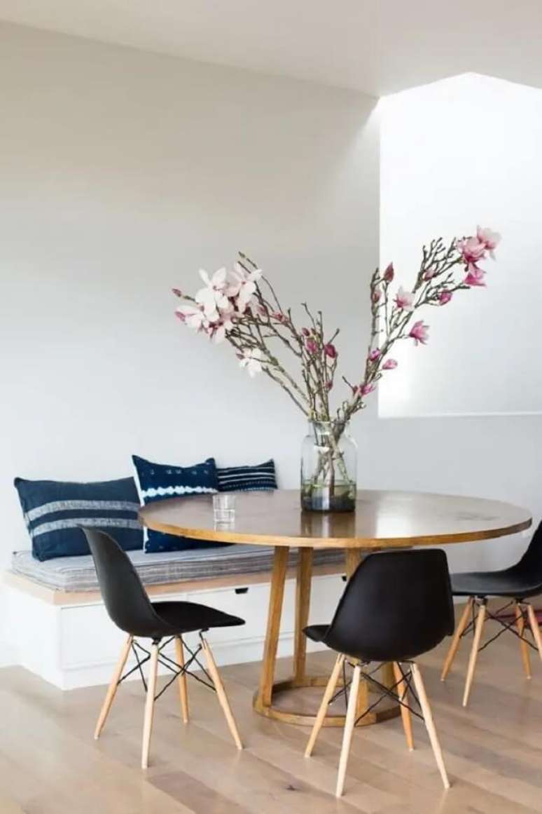 41. Canto alem&atilde;o com ba&uacute; e mesa redonda. Fonte: Decor F&aacute;cil