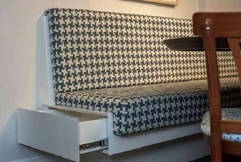 33. Invista em bancos de canto alem&atilde;o com ba&uacute; e gavetas. Fonte: Paua Ines Sizinando