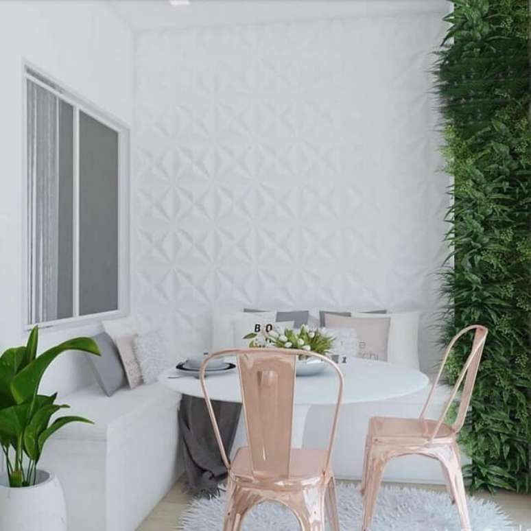 4. Canto alem&atilde;o com ba&uacute;, mesa redonda e parede de plantas completam o decor. Fonte: @apedepinus