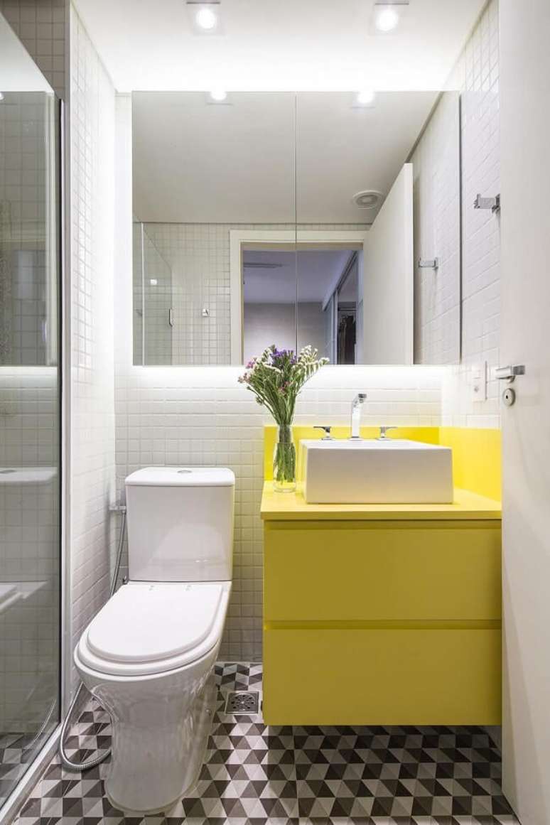 71. Banheiro feminino pequeno com gabinete amarelo. Fonte: Clarice Semerene