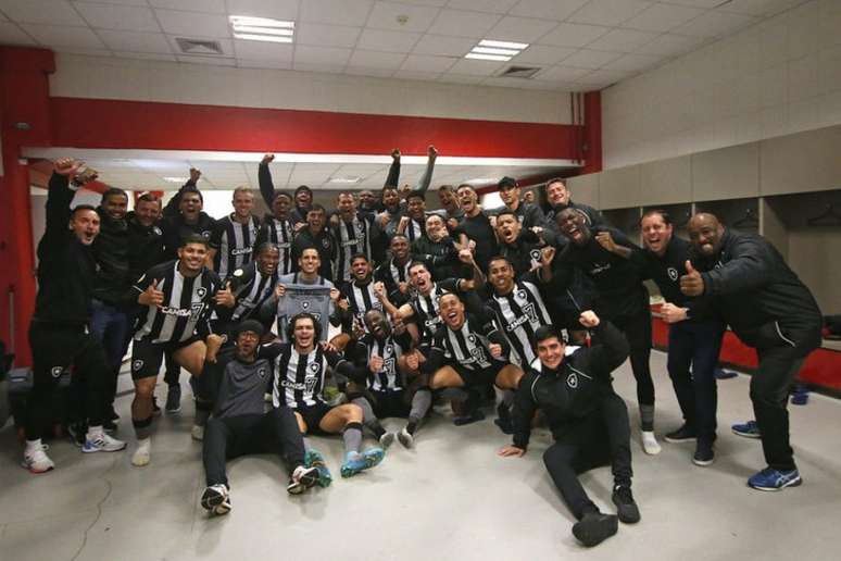 Botafogo comemorou a virada histórica sobre o Internacional, em pleno Beira-Rio (Foto: Vitor Silva/Botafogo)