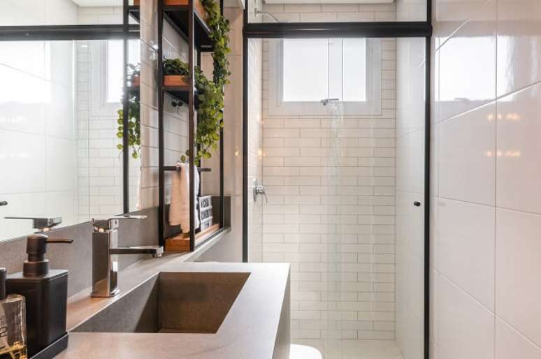 69. Banheiro feminino com prateleira industrial. Fonte: Studio Bergamo