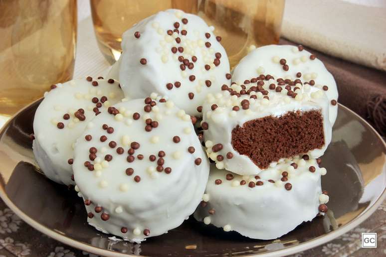 Pão de mel coberto com chocolate branco – Foto: Guia da Cozinha