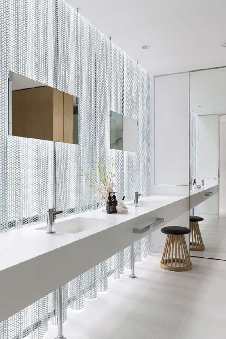 48. Banheiro feminino todo branco com decoração bem moderna – Foto: Home Decor Ideas