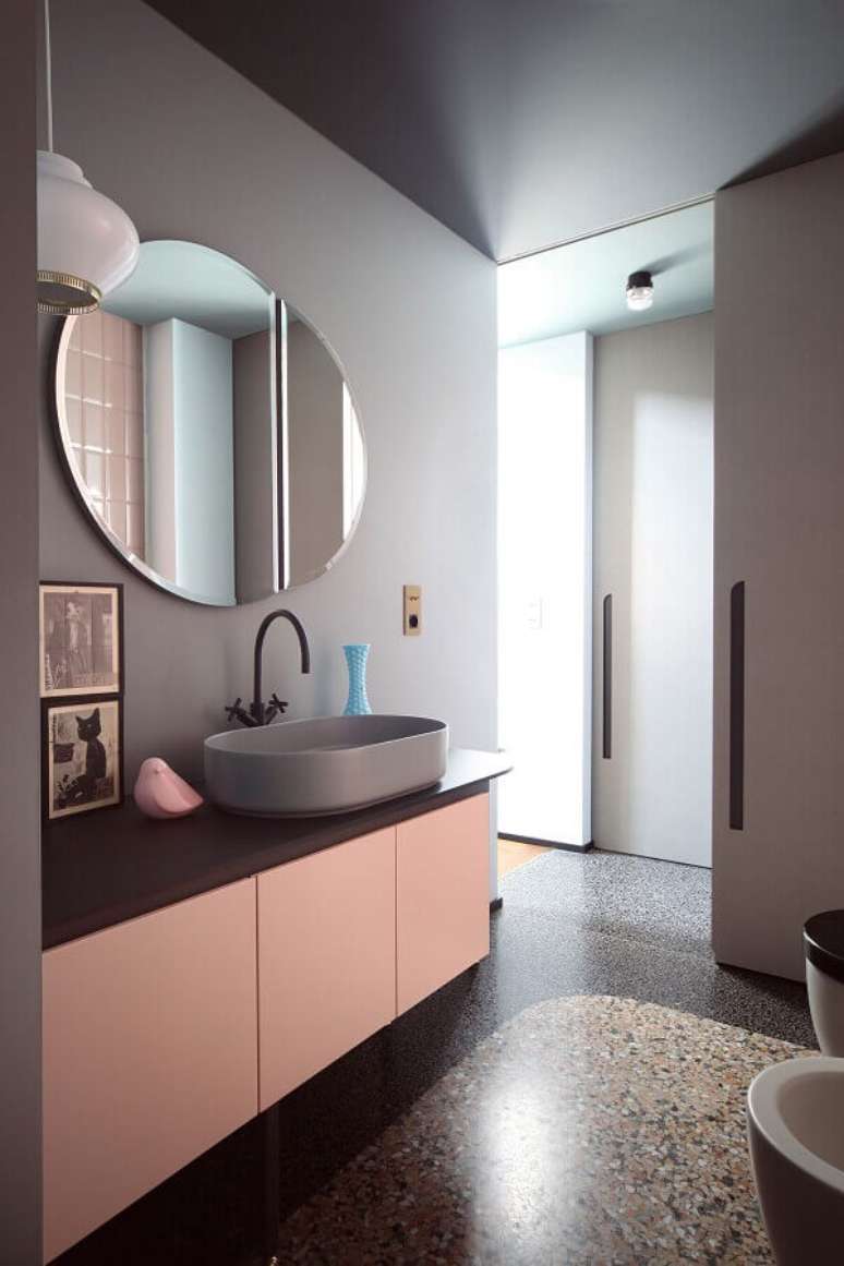 11. Decoração clean para banheiro feminino rosa e cinza com espelho redondo bisotado – Foto: Archilovers