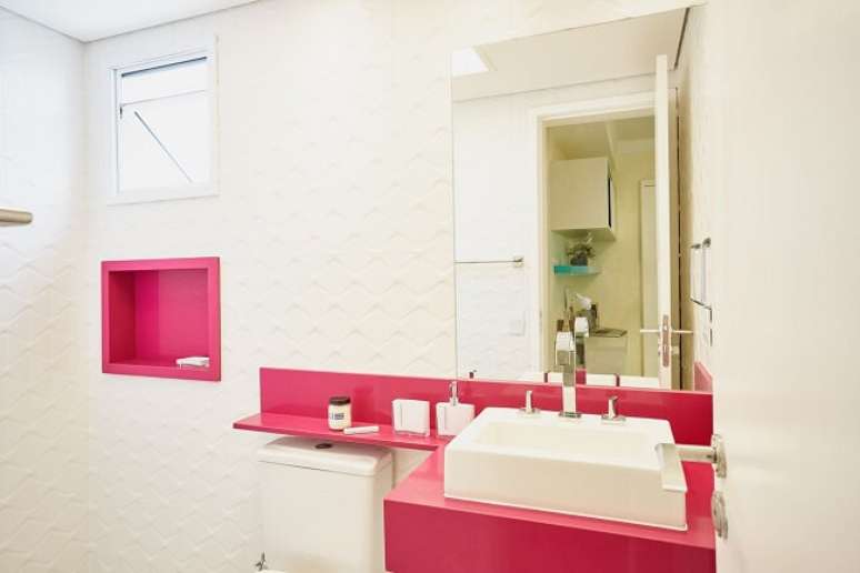 62. Banheiro feminino com bancada na cor rosa e cuba de apoio. Fonte: Concept Engenharia +Design
