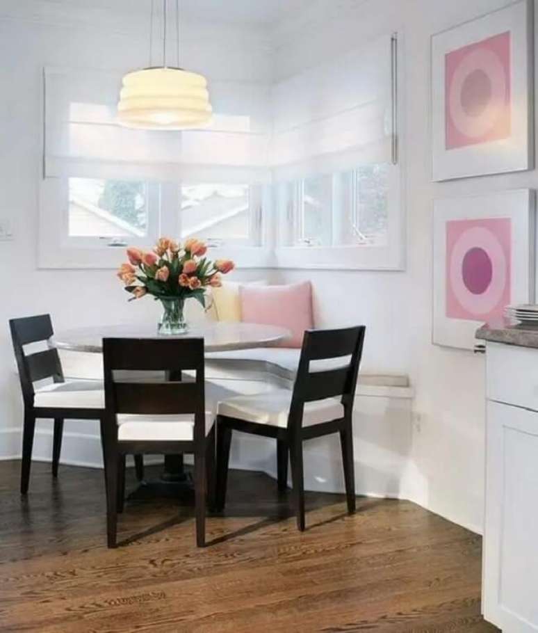 21. O canto alem&atilde;o com ba&uacute; pode se adaptar a diferentes layousts. Fonte: Sheila Rich