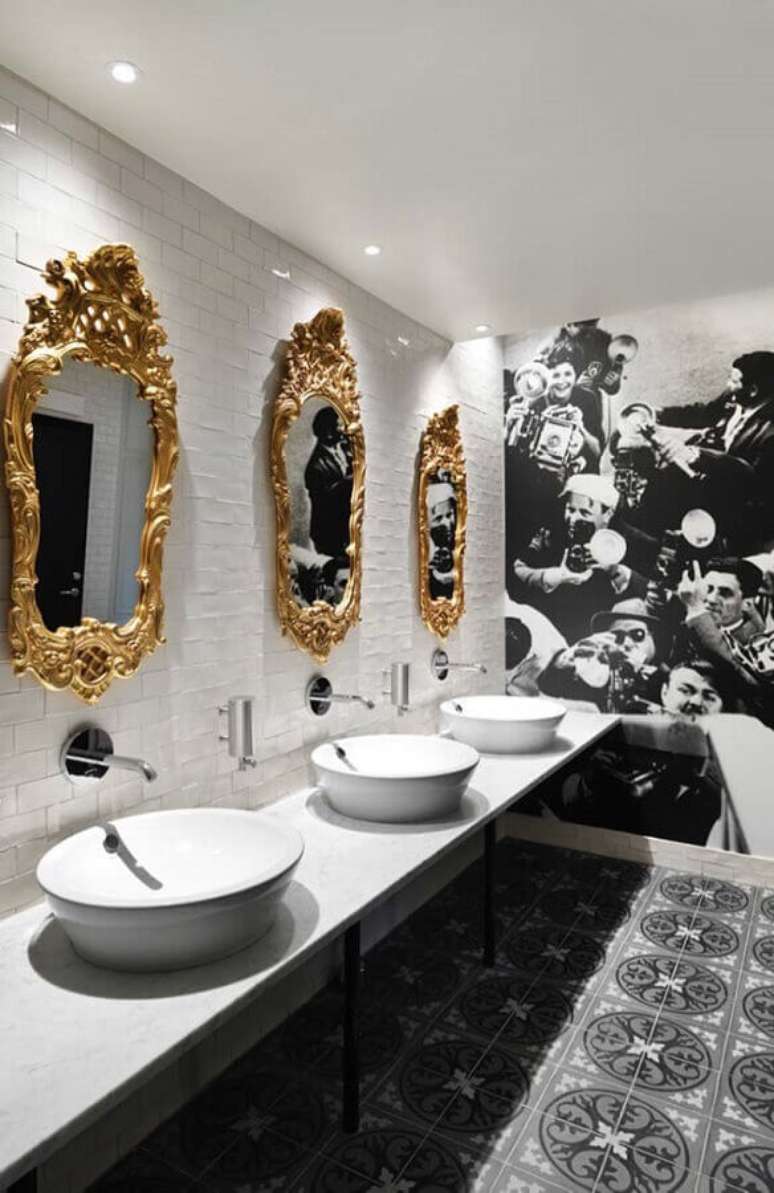 17. O espelho veneziano com moldura dourada deu um toque bem sofisticado no banheiro feminino moderno decorado em preto e branco – Foto: Lolafá