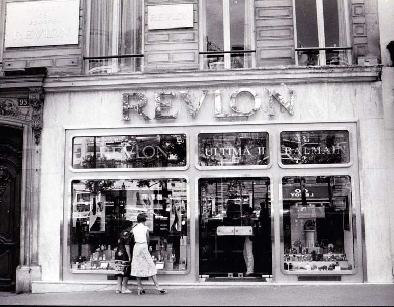 Loja da Revlon em Paris em 1979. A empresa tornou-se uma marca internacional em 1950