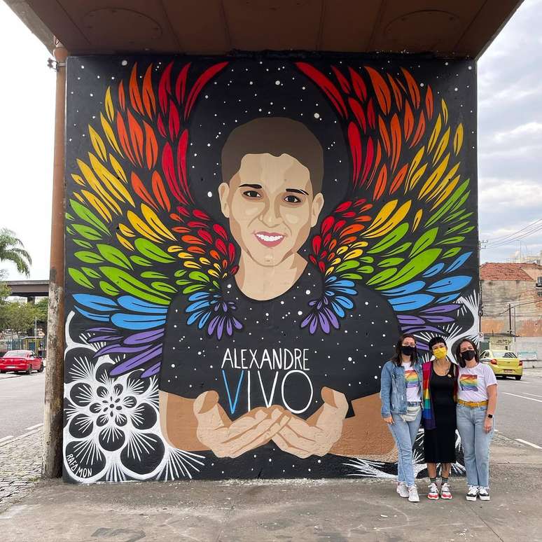 Mural em homenagem a Alexandre Ivo, feito pela artista plástica Rafa Mon; na foto aparecem a filha Paula, Angélica e a artista