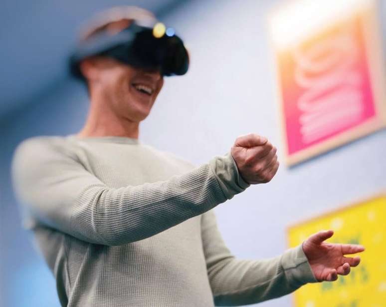 Mark Zuckerberg demonstra funcionamento de novo óculos VR