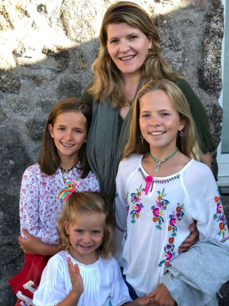 Mulher e tr&ecirc;s filhas de Javier Gonz&aacute;lez Recuenco