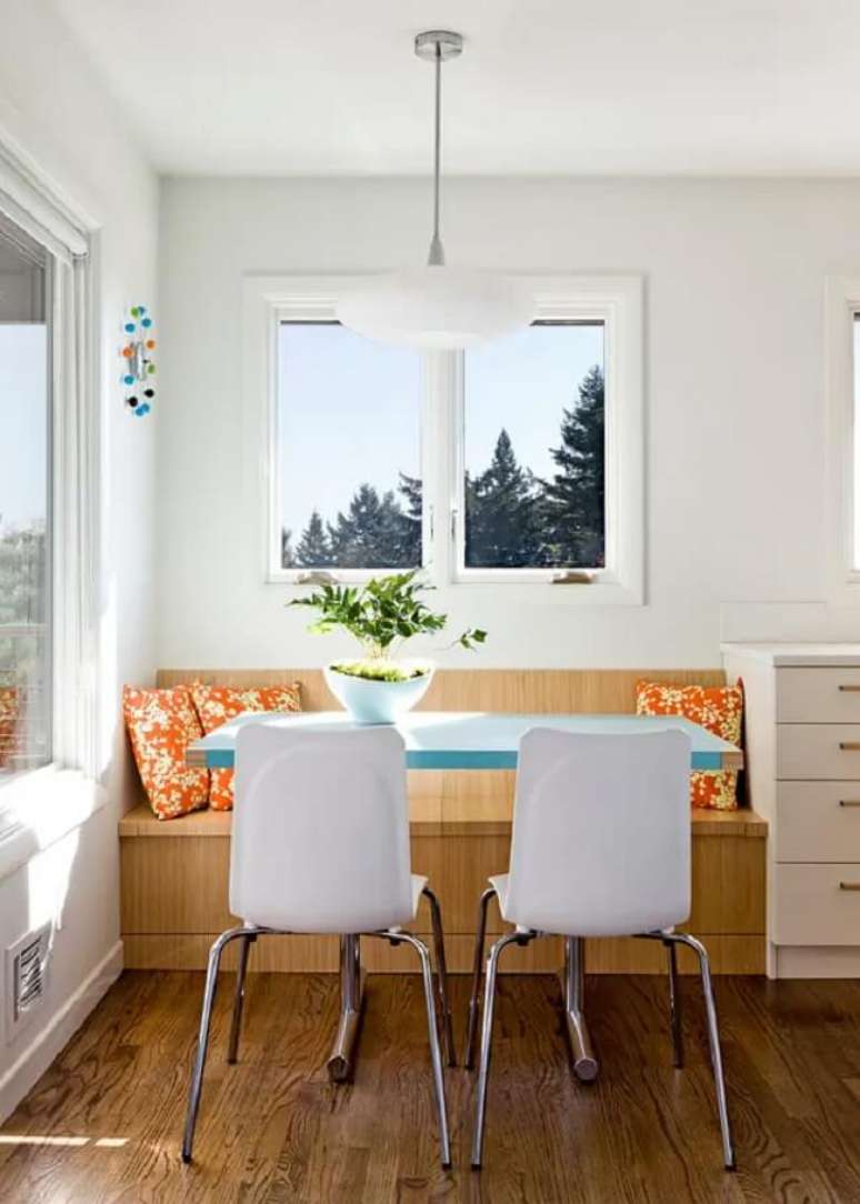 28. Modelo de canto alem&atilde;o com ba&uacute; em madeira. Fonte: Decor F&aacute;cil