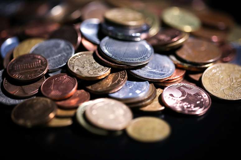 Dinheiro ser&aacute; cada vez menos usado, apontam especialistas